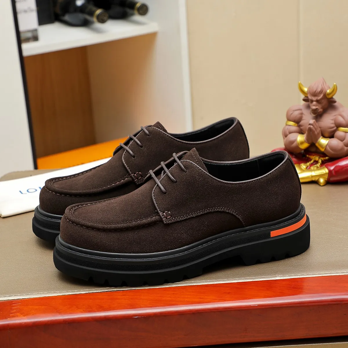 Men's shoes 💰660 💰 Louis Vuitton LV ® Autumn and Winter 🆕 models 🔛Full shoe counter First layer cowhide, 🐂Leather lined casual shoes for men, super soft outsole, essential for driving. Counter synchronization Original first layer cowhide Completely 1:1 mold customization 🌹Top version, 2 colors available! Number: 38-45 (37.46. Customized)